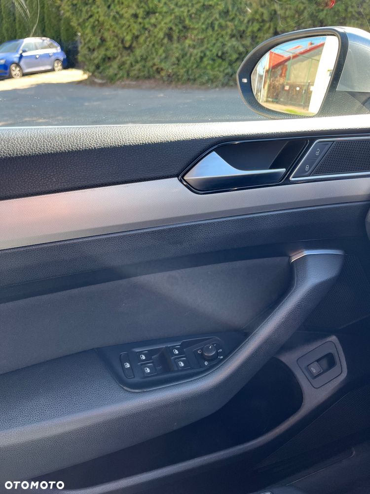 Volkswagen Passat 1.6 TDI SCR DSG Comfortline - 19