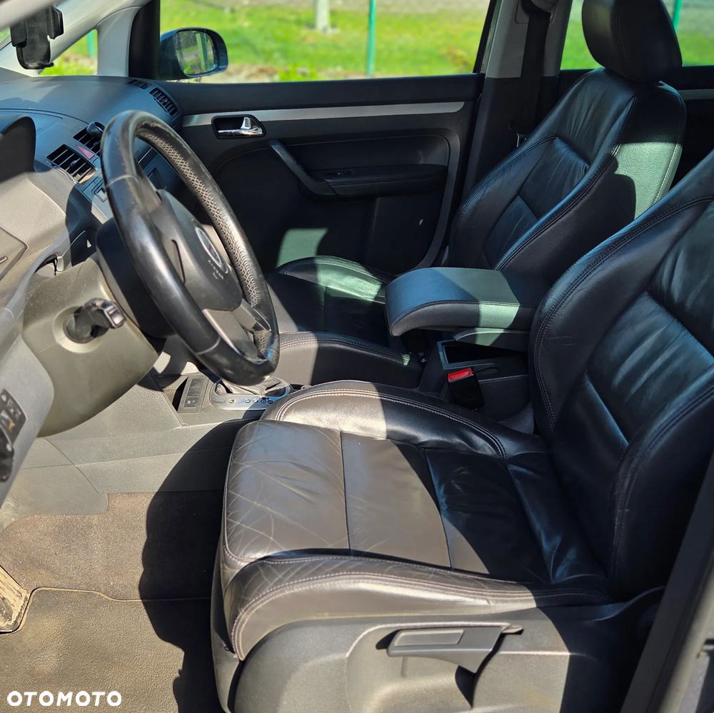 Volkswagen Touran 2.0 TDI Trendline DSG - 11