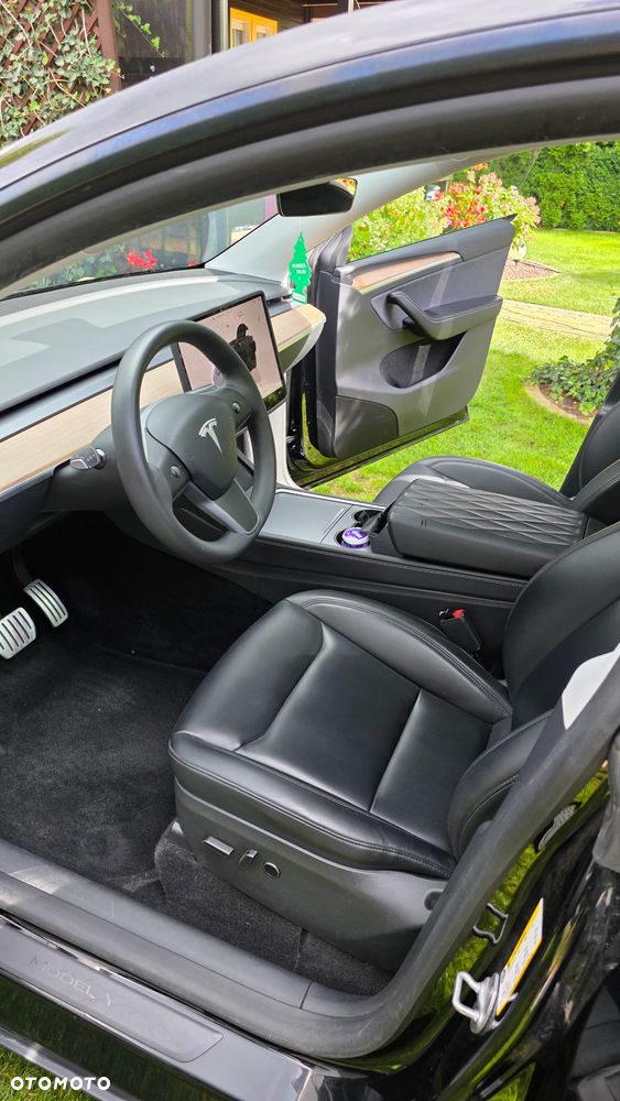 Tesla Model Y - 12