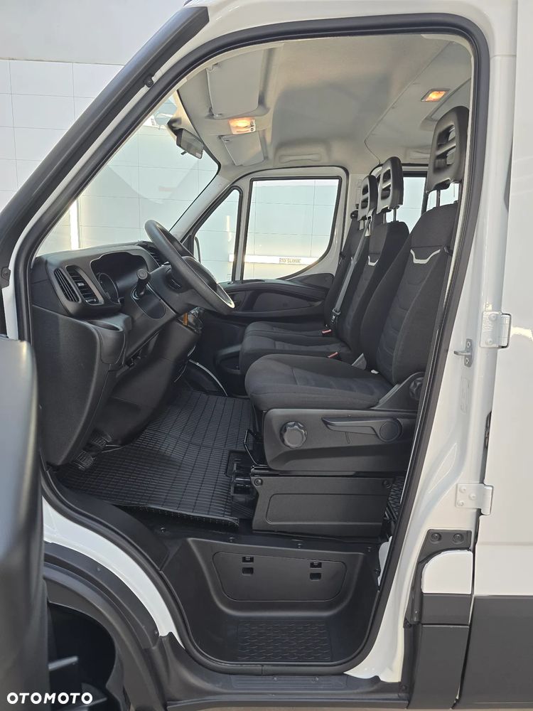 Iveco DAILY 50C18 / 35C18 DOKA SKRZYNIA DŁUGA3,81cm + SKRZYNIA NA NARZĘDZIA DEMONTOWANA HAK 3500Kg TEMPOMAT KLIMA 31 Tyś km SERWIS DO OSTATNIEGO Km ASO IVECO NA GWARANCJI - 29