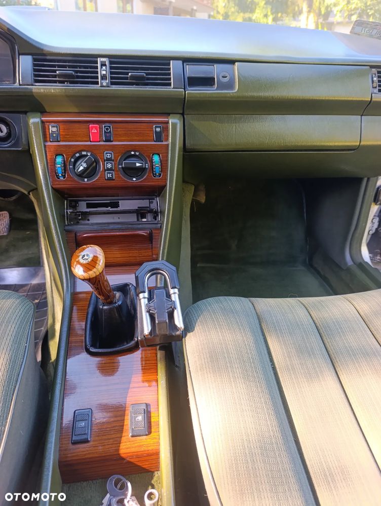 Mercedes-Benz W124 (1984-1993) ver-300-gd - 6