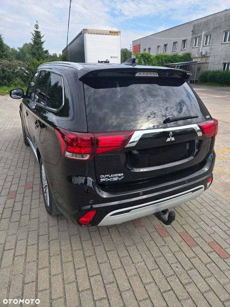 Mitsubishi Outlander - 2