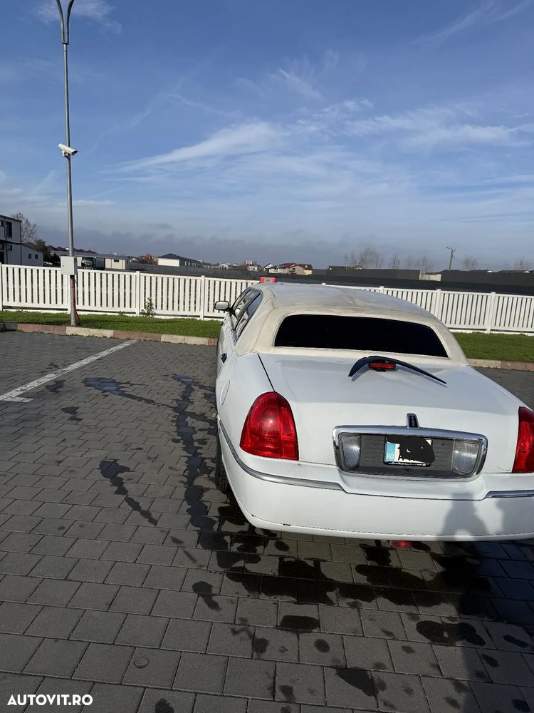 Lincoln Town Car - 4