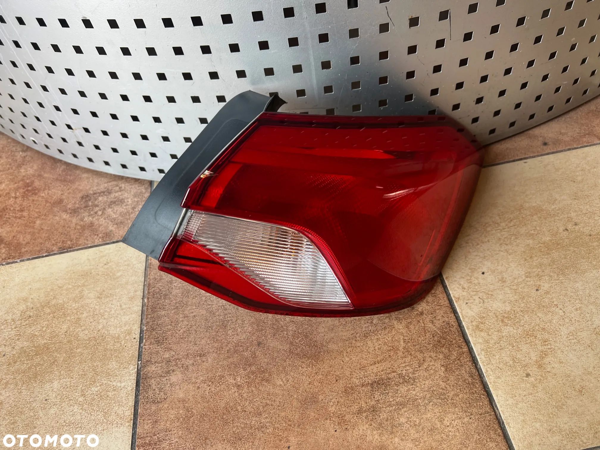 LAMPA TYŁ TYLNA PRAWA W BŁOTNIIK FORD FOCUS MK4 2018 - HTB HATCHBACK ORYGINAŁ SUPER STAN 2019 ROK  JX7B-13404-CE ORYGINAŁ SUPER STAN - 1