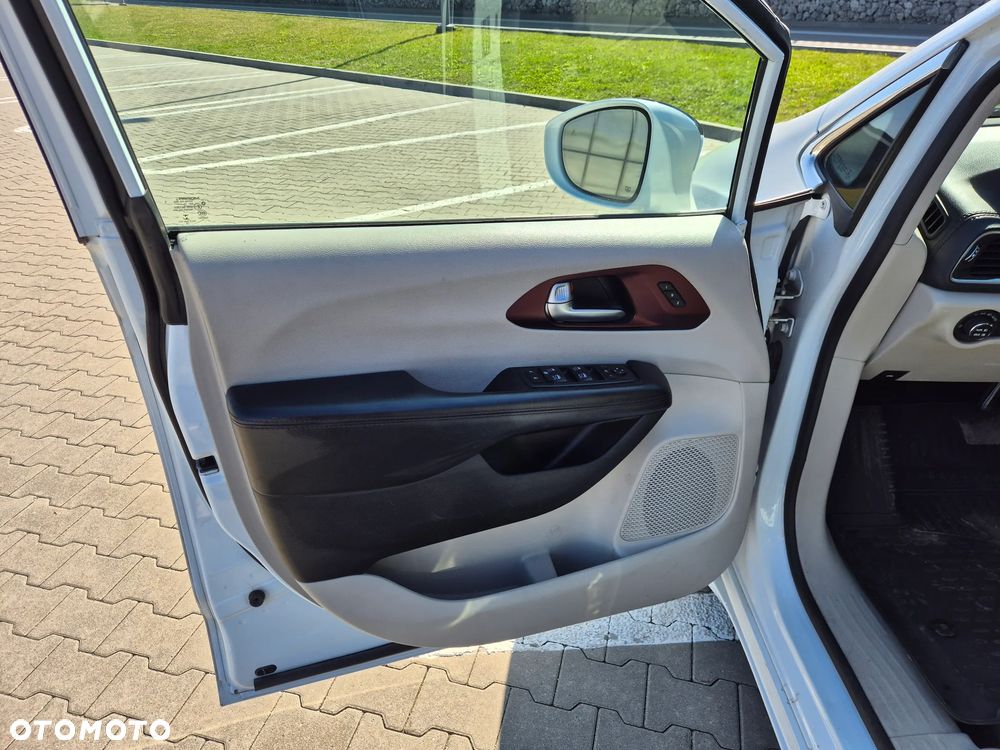 Chrysler Pacifica - 7