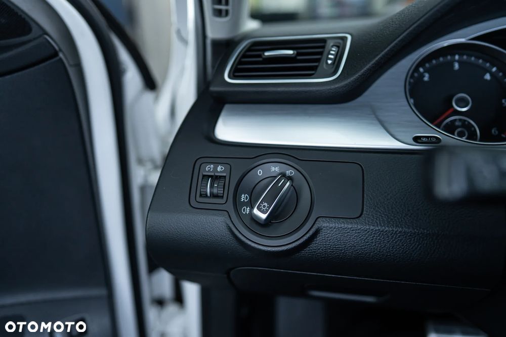 Volkswagen Passat 2.0 TDI DSG BlueMotion Technology R-Line - 26