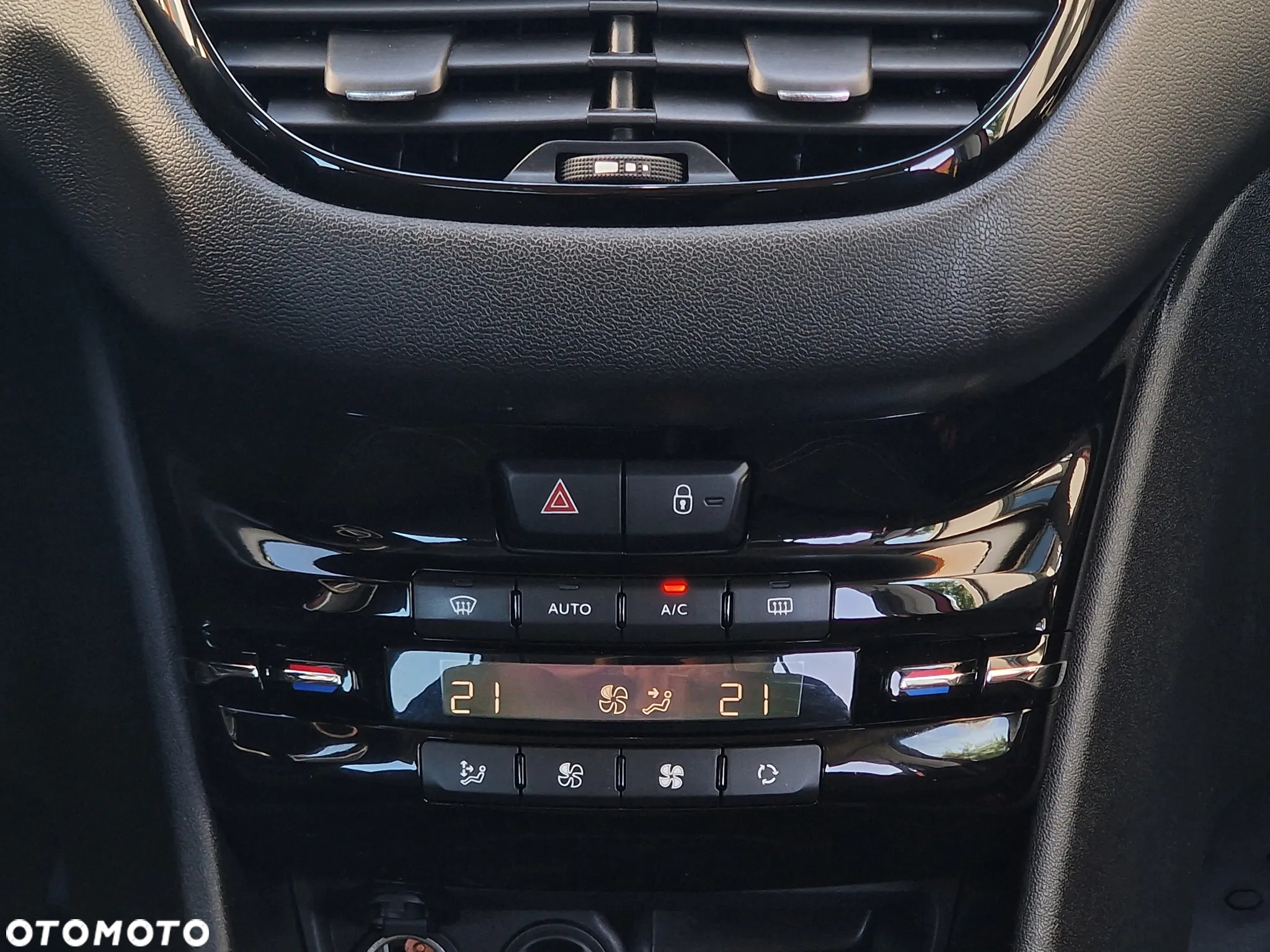 Peugeot 208 1.2 PureTech Allure - 29