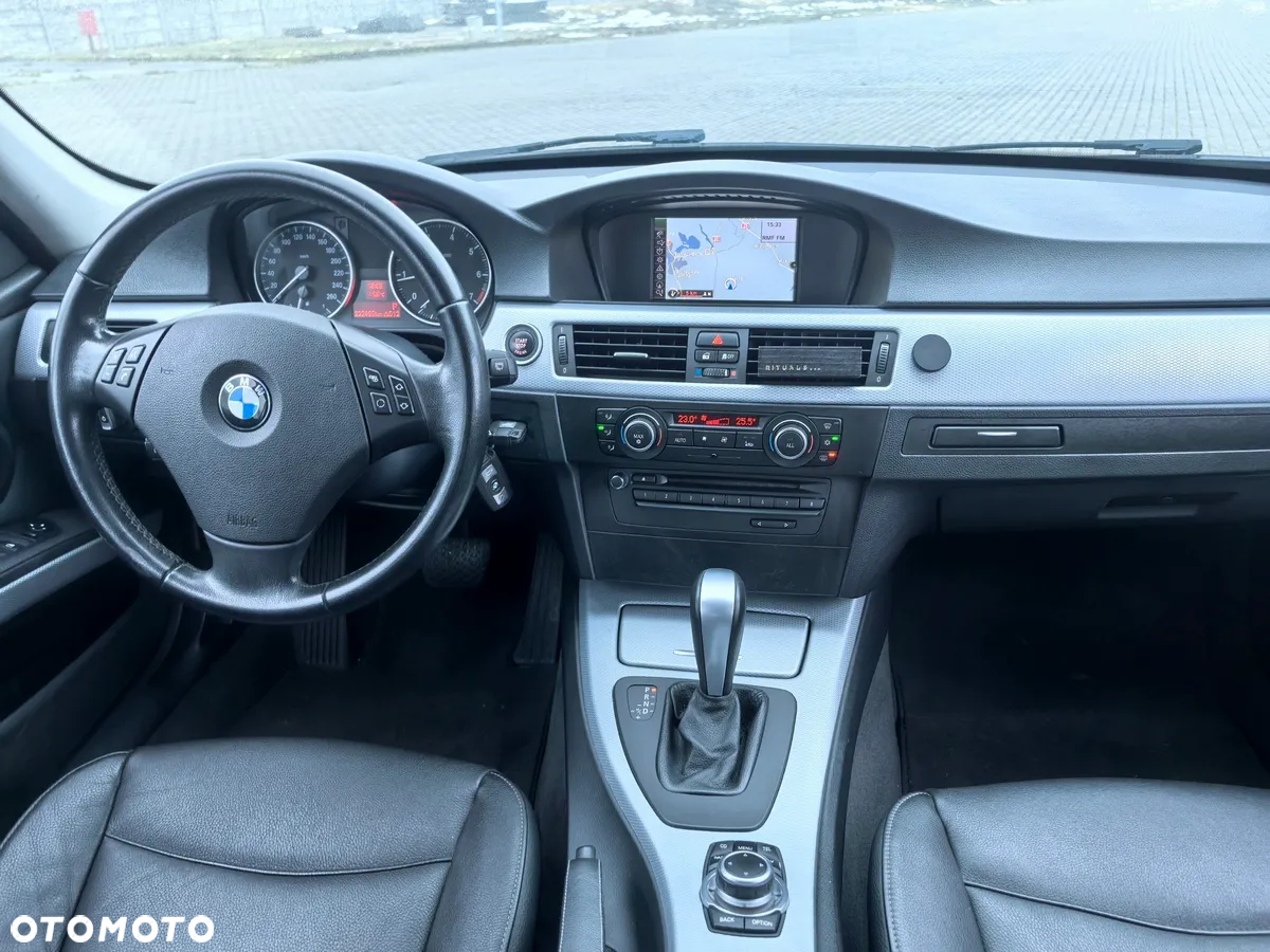 BMW Seria 3 318i Touring - 25