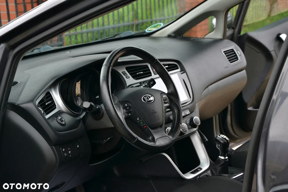 Kia Ceed 1.6 GDI Dream Team Edition - 16