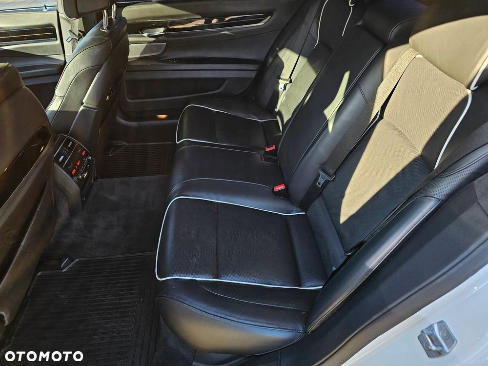BMW Seria 7 750Li xDrive - 21
