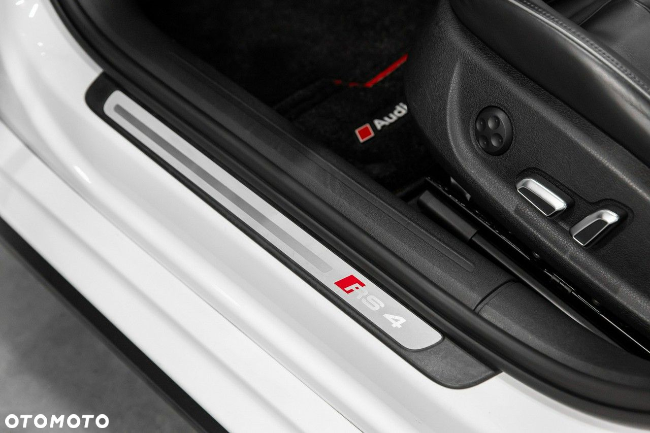 Audi RS4 Avant S tronic - 31