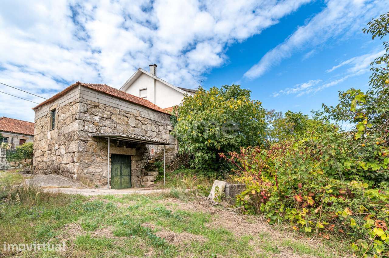 Duas moradias em quinta com produção de vinha em Roussas, Melgaço
