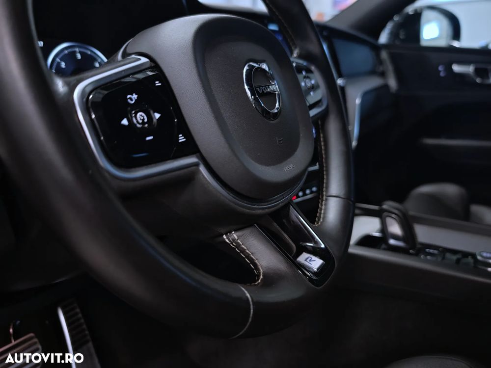 Volvo XC 60 B5 MHEV AWD R-Design - 16