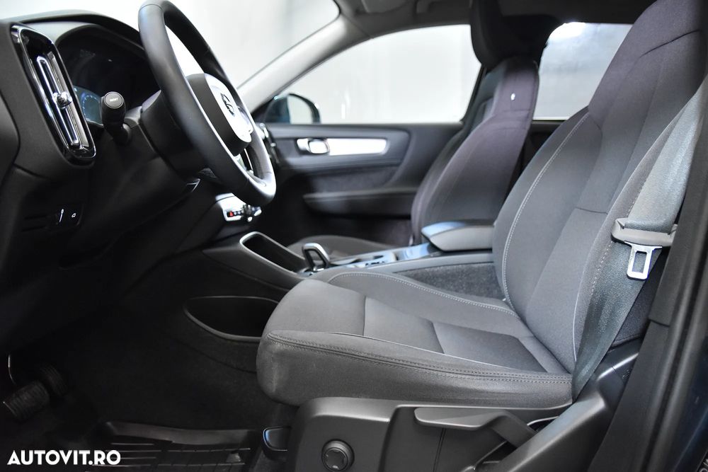 Volvo XC 40 B4 AT8 AWD Mild Hybrid Momentum Pro - 22