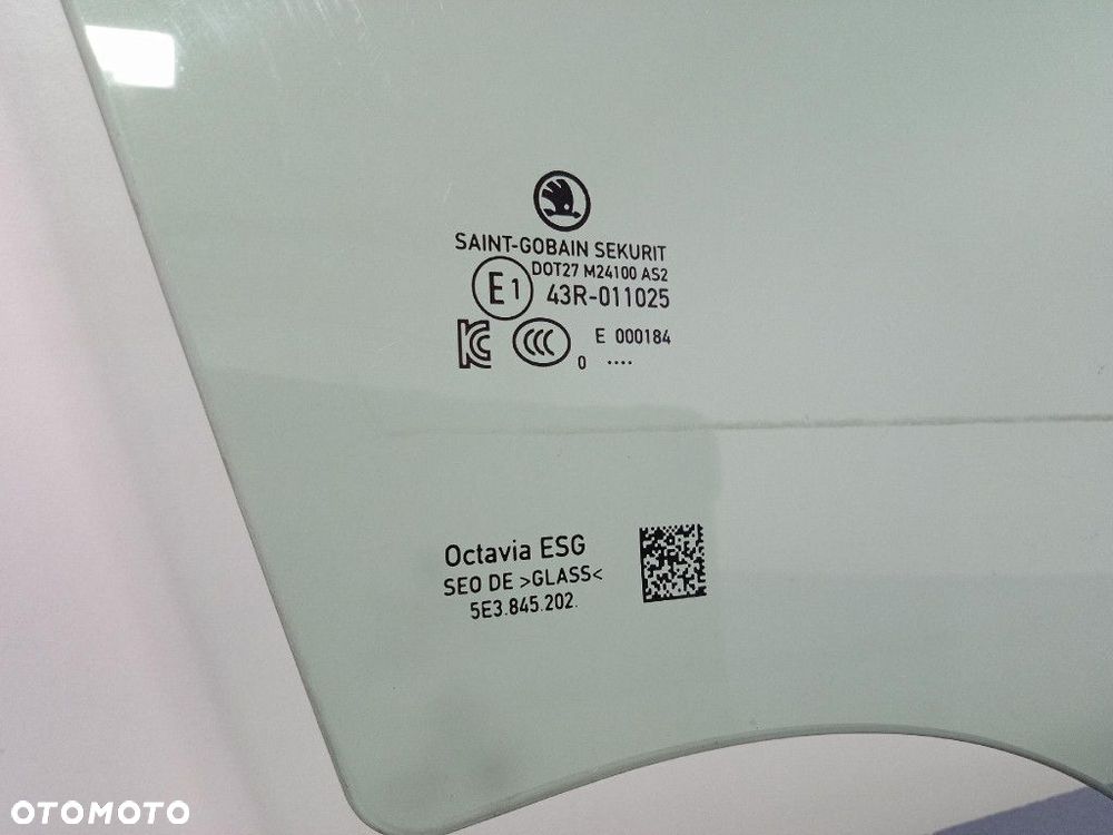 SKODA OCTAVIA IV SZYBA DRZWI PRAWY PRZÓD PRZEDNIA - 1