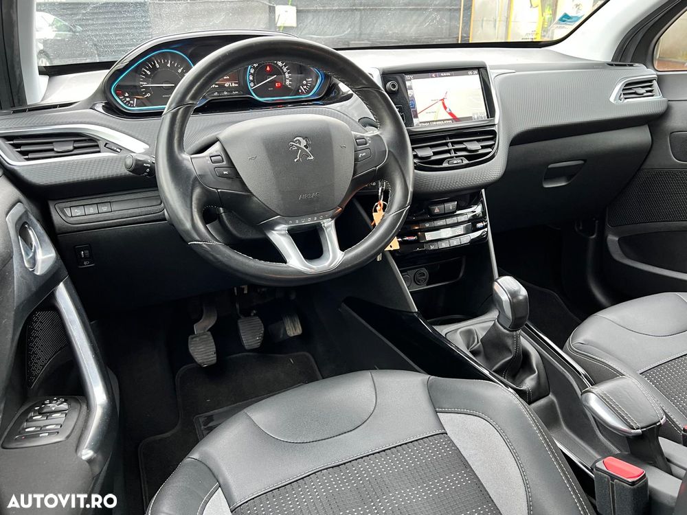 Peugeot 2008 1.2 L PureTech Turbo S&S Allure - 10