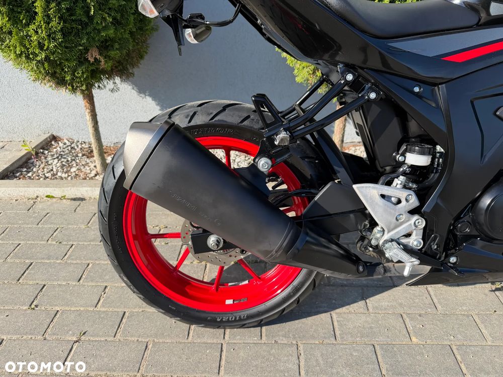 Suzuki GSX - 17