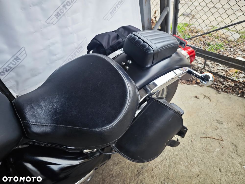 Suzuki Intruder - 12