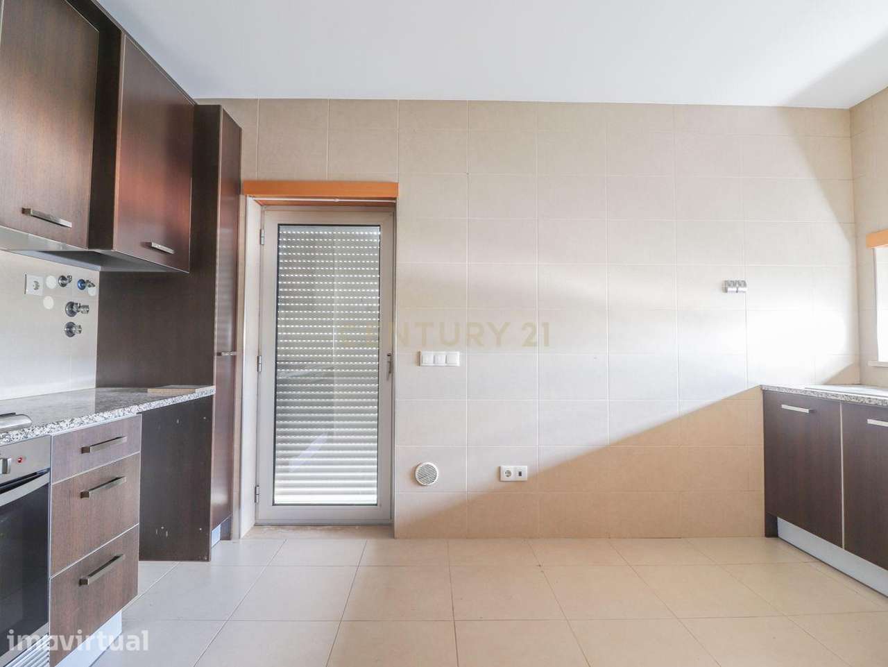 IMÓVEL ARRENDADO ATÉ MAIO 2026  Apartamento T2 com área total de 95 me - Grande imagem: 3/24