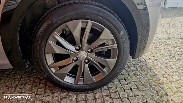 Peugeot e-208 Allure - 6