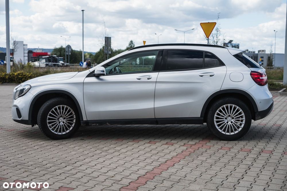 Mercedes-Benz GLA 200 7G-DCT - 17