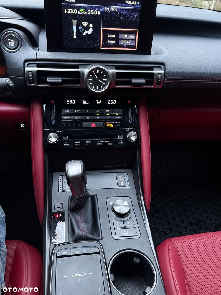 Lexus IS 200t / 300 F Sport - 18