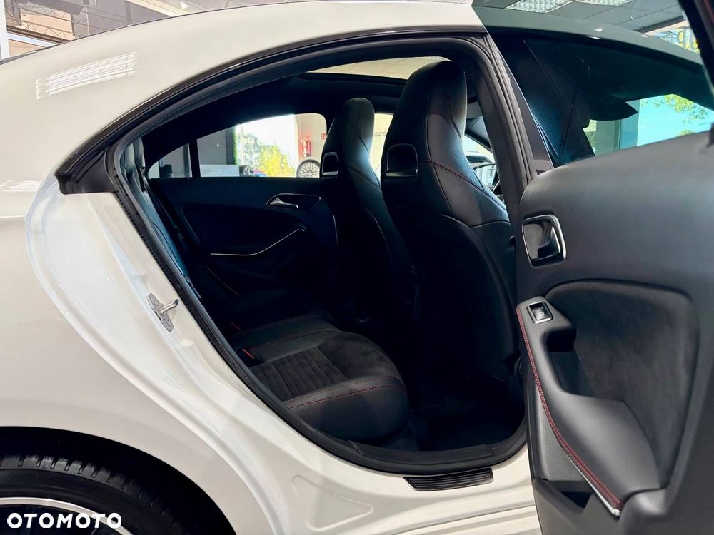 Mercedes-Benz CLA 220 4-Matic AMG Line - 29