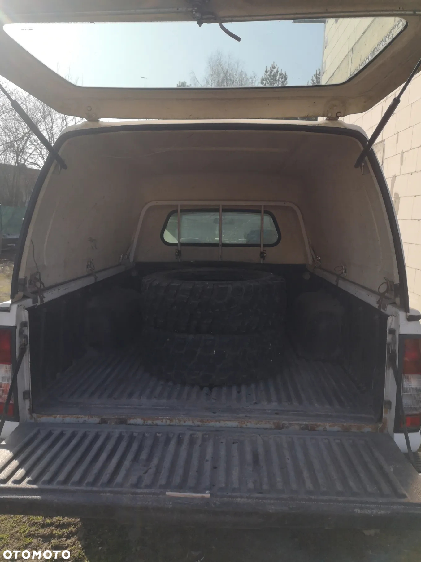 Nissan Pickup - 4