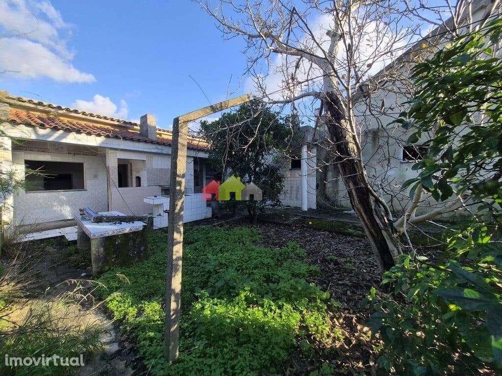 Lote de terreno urbano com moradia T3 e garagem em Palmela - Grande imagem: 3/20