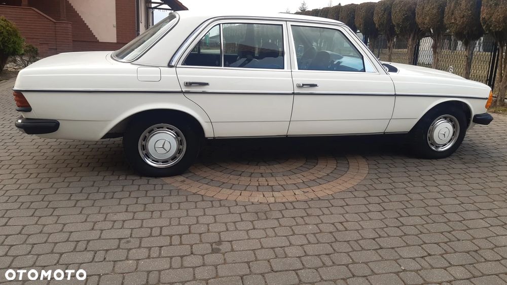 Mercedes-Benz W123 - 32