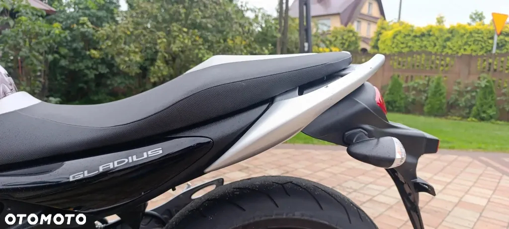 Suzuki GSR - 34