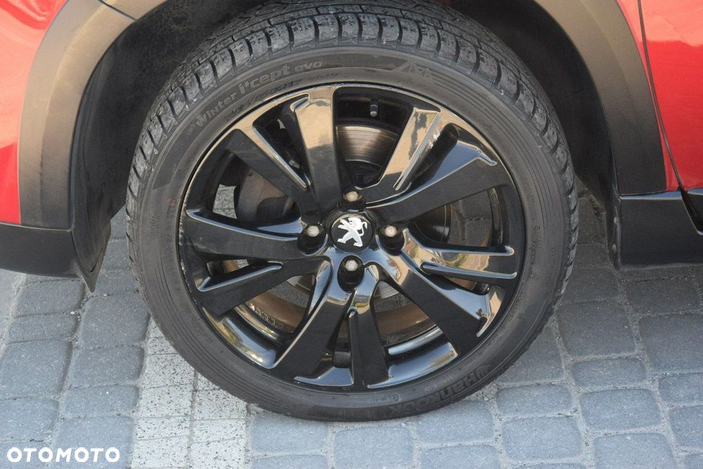 Peugeot 2008 1.2 Pure Tech Allure S&S - 16