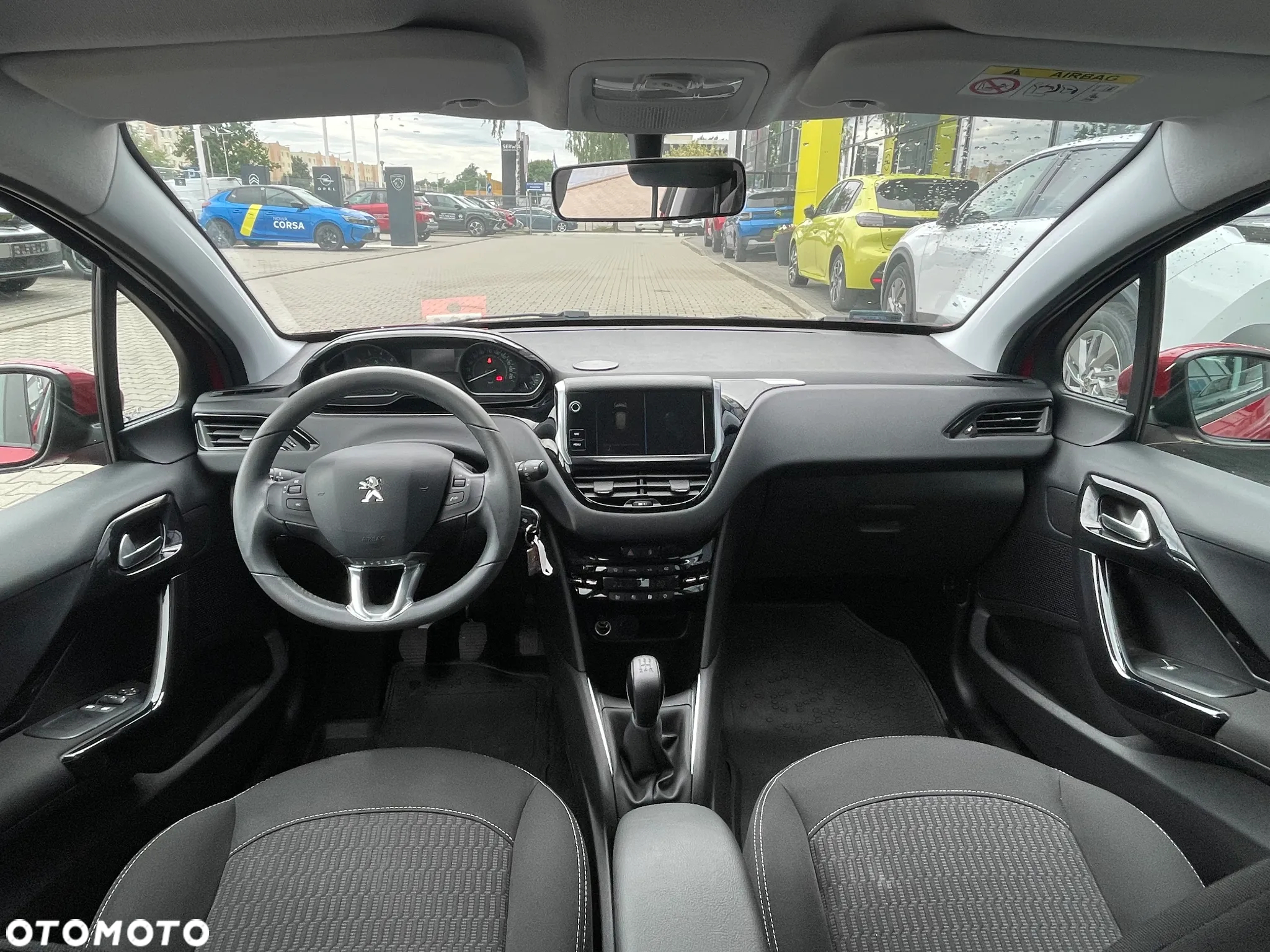 Peugeot 208 - 8