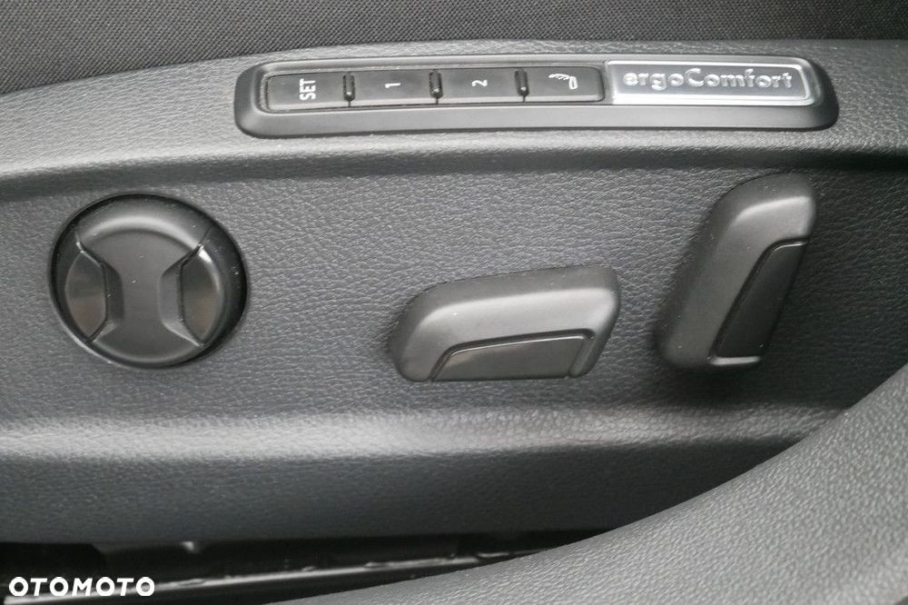 Volkswagen Passat Variant 2.0 TDI SCR Business DSG - 32
