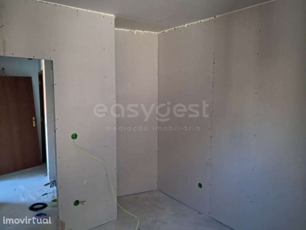 Moradia V3 remodelada, localizada na Freguesia de São Miguel do Out... - Grande imagem: 3/14