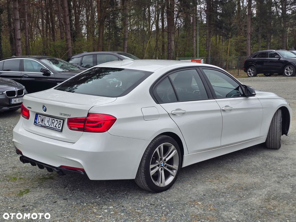 BMW Seria 3 330i Edition M Sport Shadow - 27
