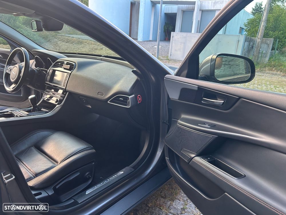Jaguar XE 2.0 D Portfolio - 17