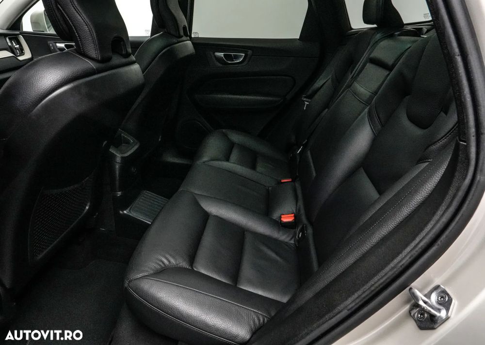 Volvo XC 60 T8 Twin Engine AWD Momentum Pro - 16