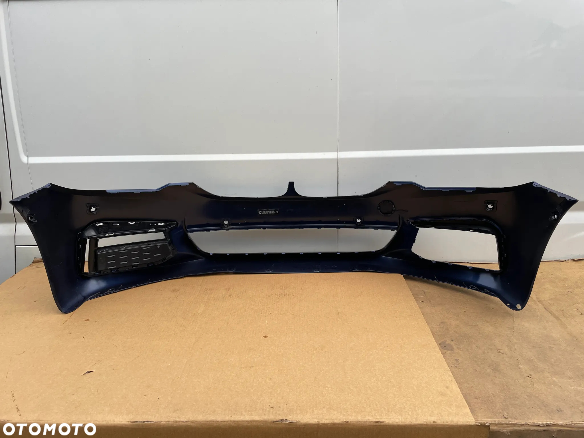BMW 5 G30 G31 M PAKIET NIEBIESKI ORYGINALNY ZDERZAK PRZEDNI KRATKA POD KAMERĘ 8064928 - 8