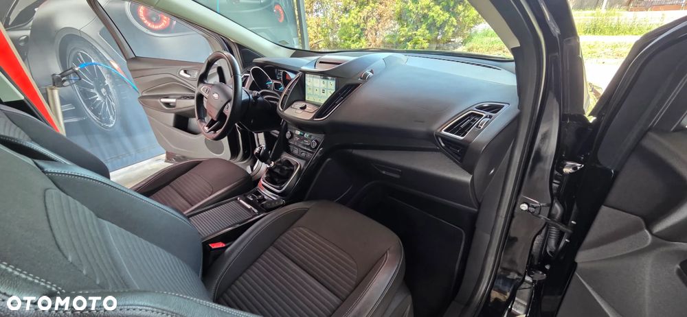 Ford Kuga 1.5 EcoBoost 2x4 Titanium - 38