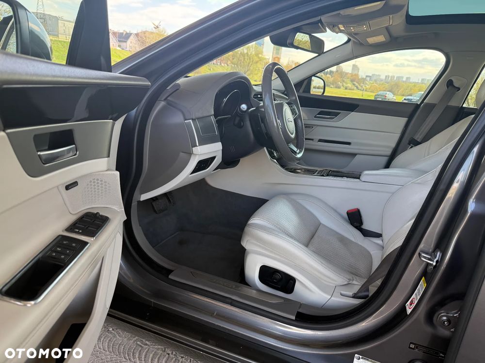Jaguar XF 35t Prestige - 14