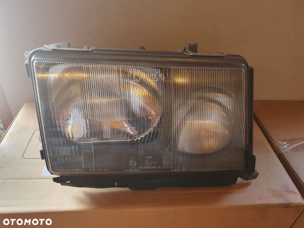 REFLEKTOR PRAWY MERCEDES W124 HELLA