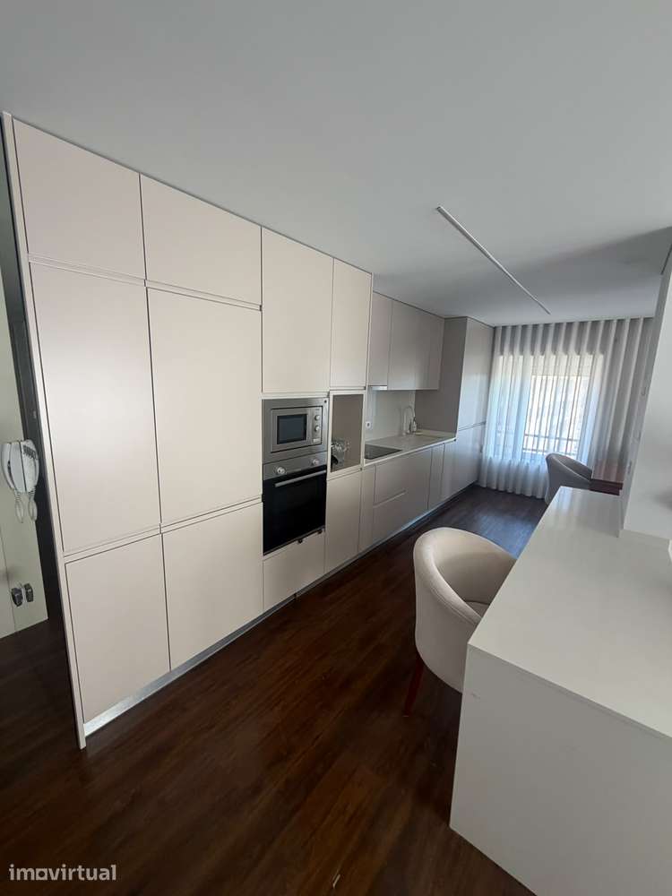 T2 pronto a habitar com garagem e ar condicionado - Grande imagem: 3/16
