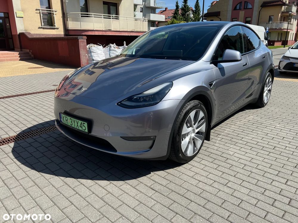 Tesla Model Y - 8