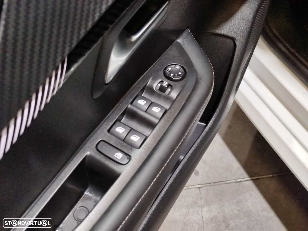 Peugeot 208 1.2 Hybrid Allure e-DCS6 - 11