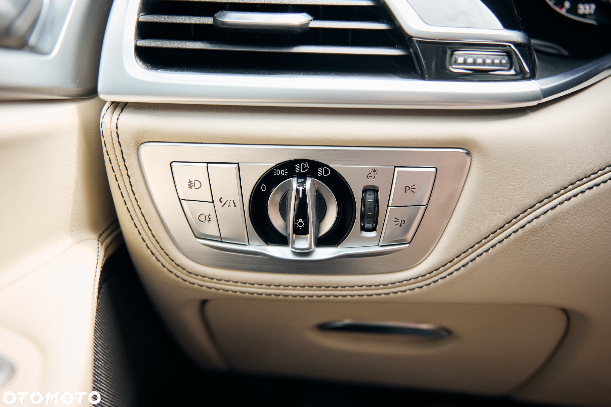 BMW Seria 7 750i xDrive - 28