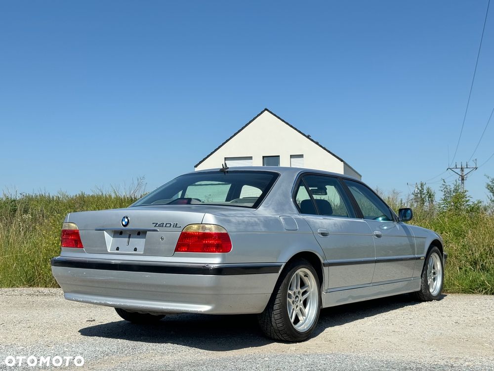 BMW Seria 7 740i - 8