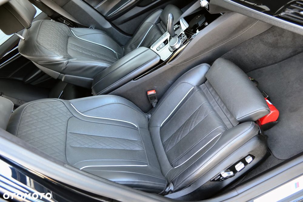 BMW Seria 5 M550i xDrive sport - 31