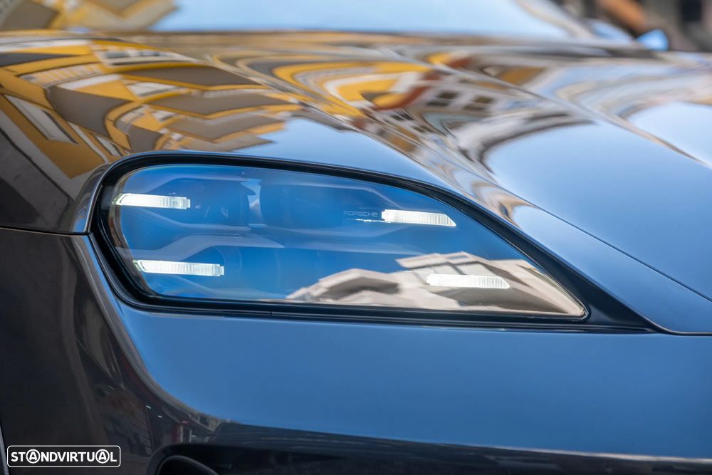Porsche Taycan Cross Turismo 4 - 5
