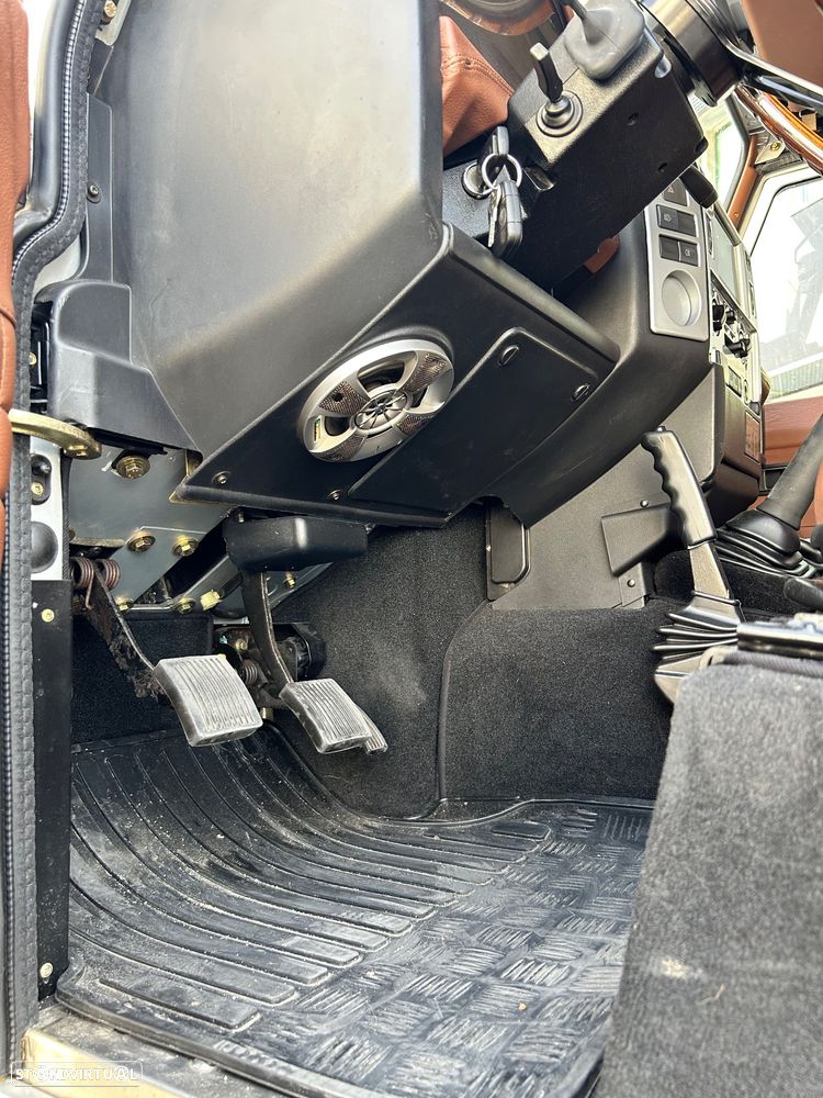 Land Rover Defender 90 2.4 CRD S - 37